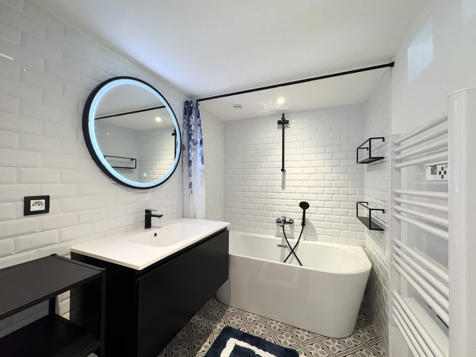 A louer en exclusivité à Saint Germain en Laye, un bel appartement meublé deux pièces de 38,11M2 situé au 3ème étage d'un immeuble bien entretenu.