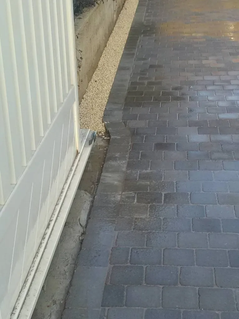 Pose de pavés autobloquants sur lit de sable pour une allée piétonne à Berre l'Etang