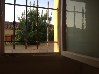 FABRICATION ET INSTALLATION GRILLE DE PROTECTION FER FORGE FABRIQUEE SUR MESURE POUR FENETRE DANS LA VILLE DE FOS SUR MER