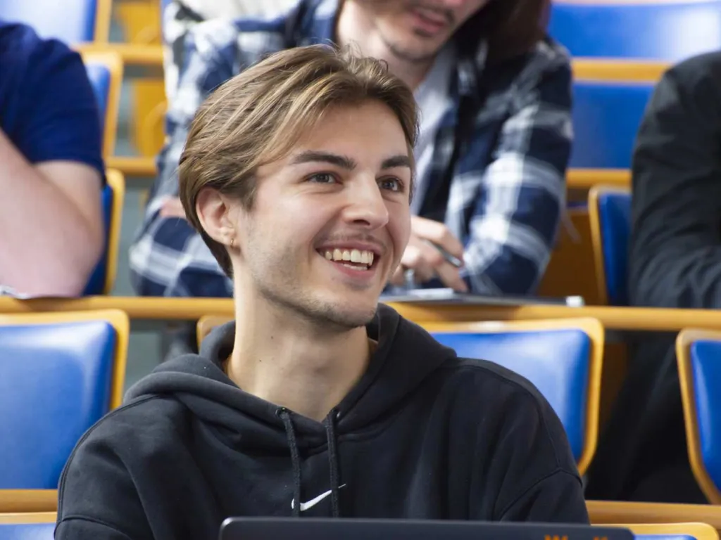reportage photographique pour école d'enseignement supérieur portrait d'un étudiant radieux