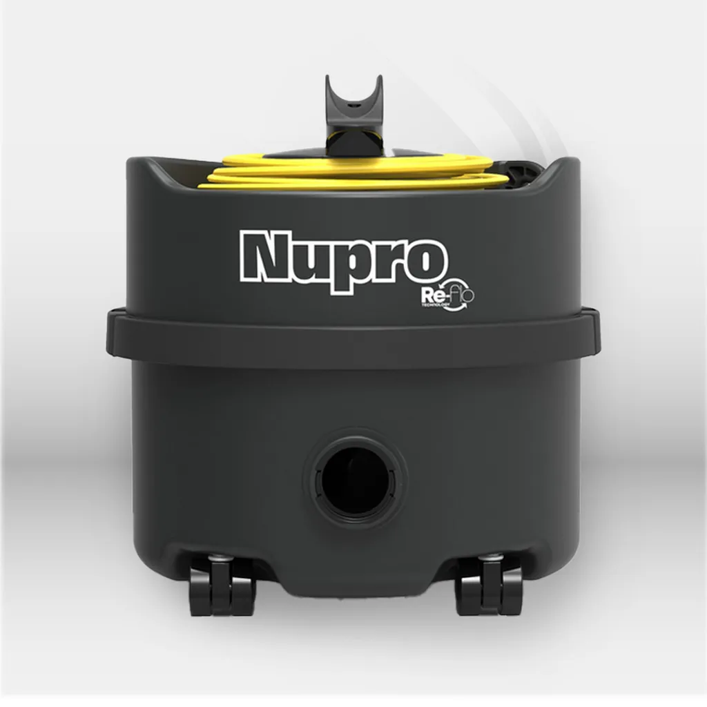 Aspirateur à sac poussière Numatic Nupro 180 ReFlo professionnel compact et silencieux, conçu pour le nettoyage des bureaux, hôtels, commerces et collectivités, avec structure en plastique recyclé haute qualité – disponible à Mont-de-Marsan, Landes (40), 