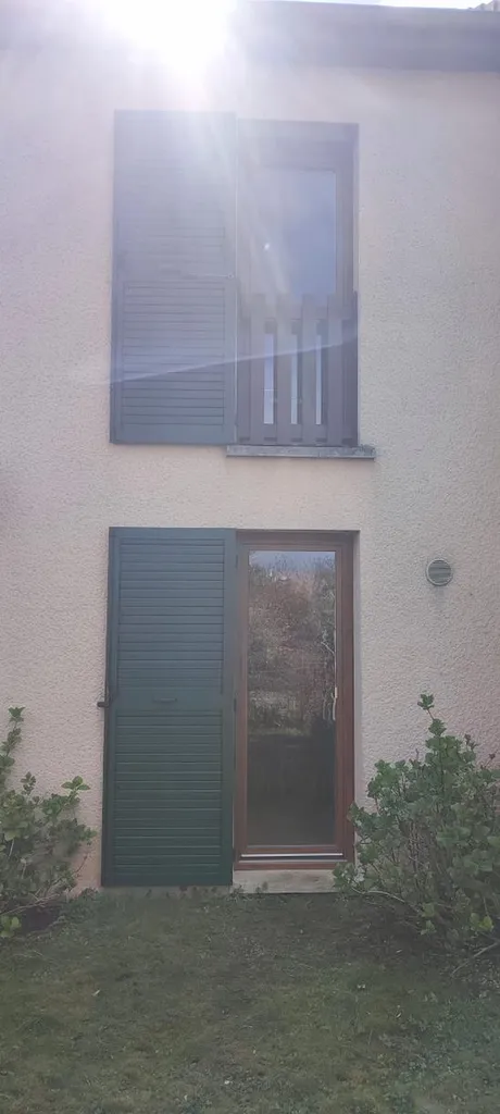 Installation de volets battants en aluminium persiennés orientables sur mesure, haute durabilité, finition vert RAL 6005 à Dijon