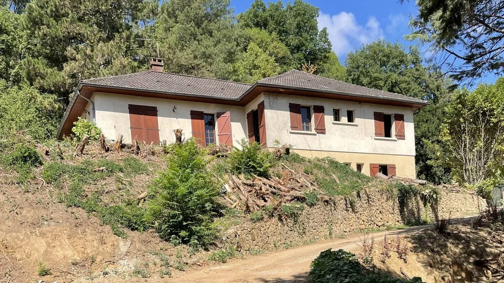 Maison avant travaux d’agrandissement et de rénovation de toiture à Saint-Didier-au-Mont-d’Or près d’Écully, avant l’aménagement des combles et la création de nouvelles lucarnes.
