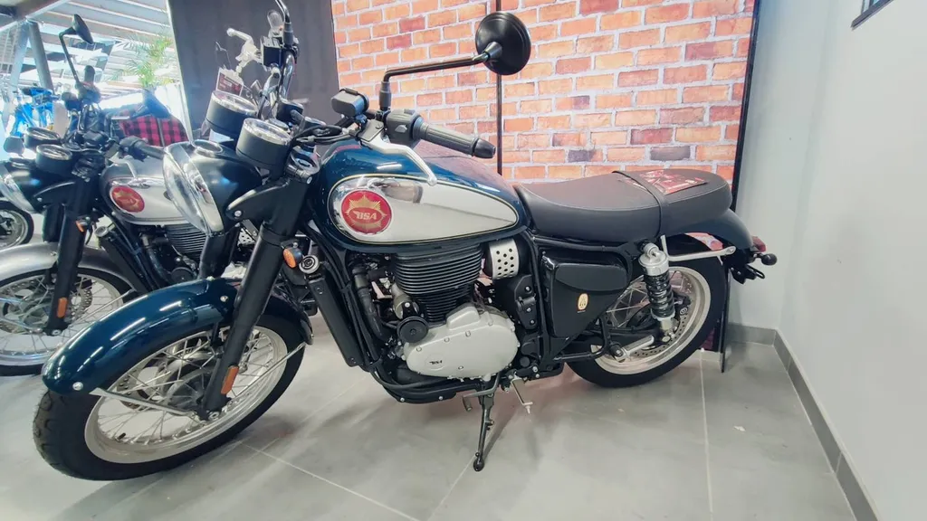 DÉSTOCKAGE Moto Neuve BSA goldstar 650 zero kilomètre déjà immatriculé