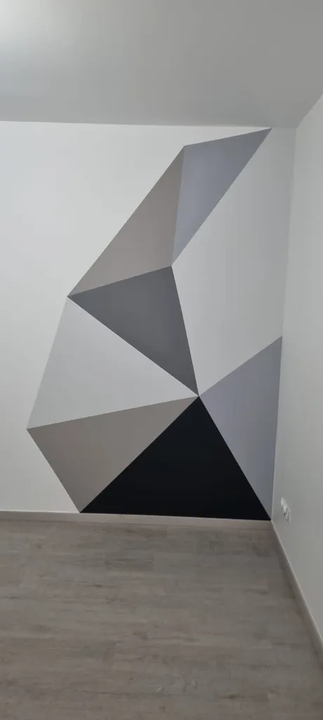 Peinture intérieure d' une maison finition veloutée avec murs de couleur et décoration de triangle symétrique entre Lillebonne  et Port Jérôme 