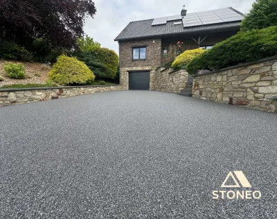 Donnez de la valeur à votre maison en créant des accès esthétiques, drainants et résistants en moquette de pierre. Contactez STONEO votre expert marbre et résine 26, 07, 38 pour discuter de votre projet.