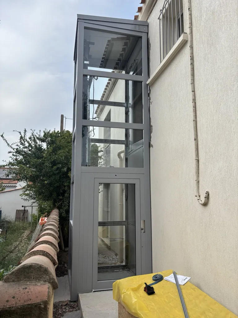 Le pylône autoporteur du VIMEC E10, en cours d'installation dans cet ERP à Marignane