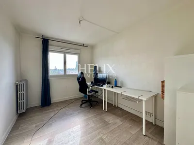 Sous compromis à Plaisir pour cet appartement de 3 pièces avec 2 chambres au dernier dernier étage de la résidence Petit Bontemps