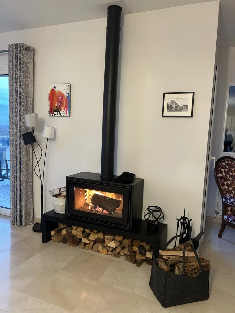 Poêle à bois utilisé en complément du chauffage gaz pour améliorer le confort thermique et réduire les factures à Couzon-au-Mont-d’Or (Rhône 69)