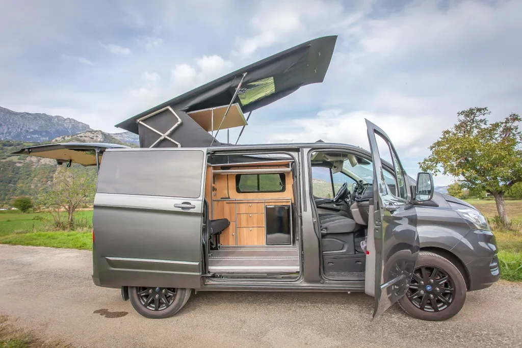 Spécialiste de la pose de Toit relevable sur-mesure Ford Transit Custom L1H1 Court à ouverture latérale posé à Chambéry et en Savoie