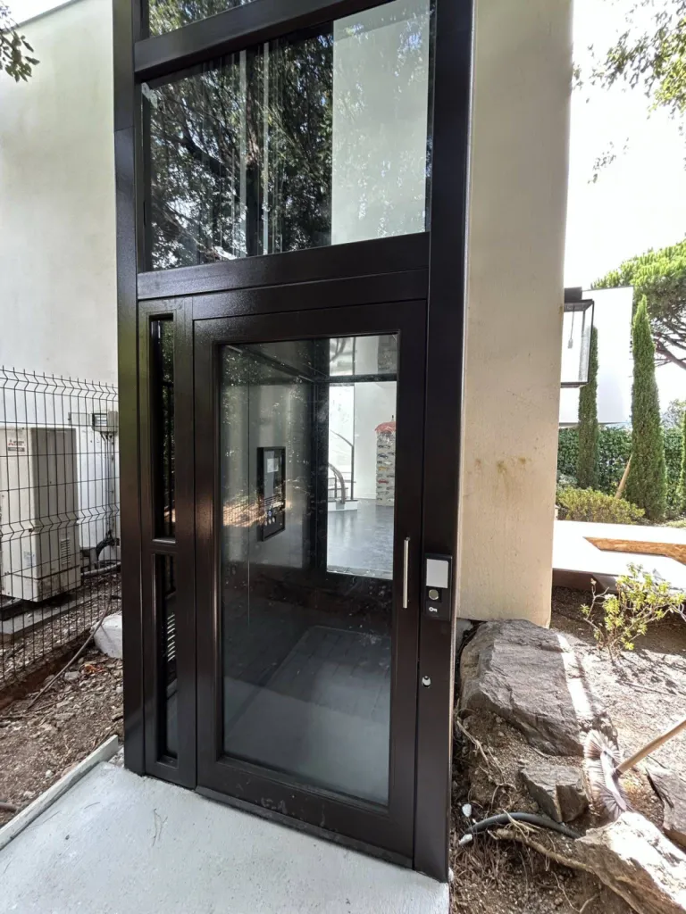 Une fois achevée, le résultat est du plus bel effet pour cet ascenseur de maison en pylone extérieur VIMEC ARIA, dans le golfe de Saint Tropez