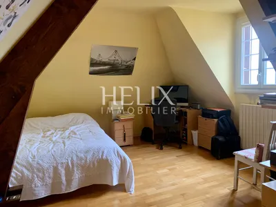 Située à Saint Germain en Laye, à deux pas du Lycée International une maison pleine de charme 7 pièces 4 chambres de 176m2 