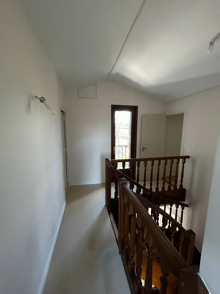 Espace nuit rénové avec couloir et chambres modernisés à l’étage