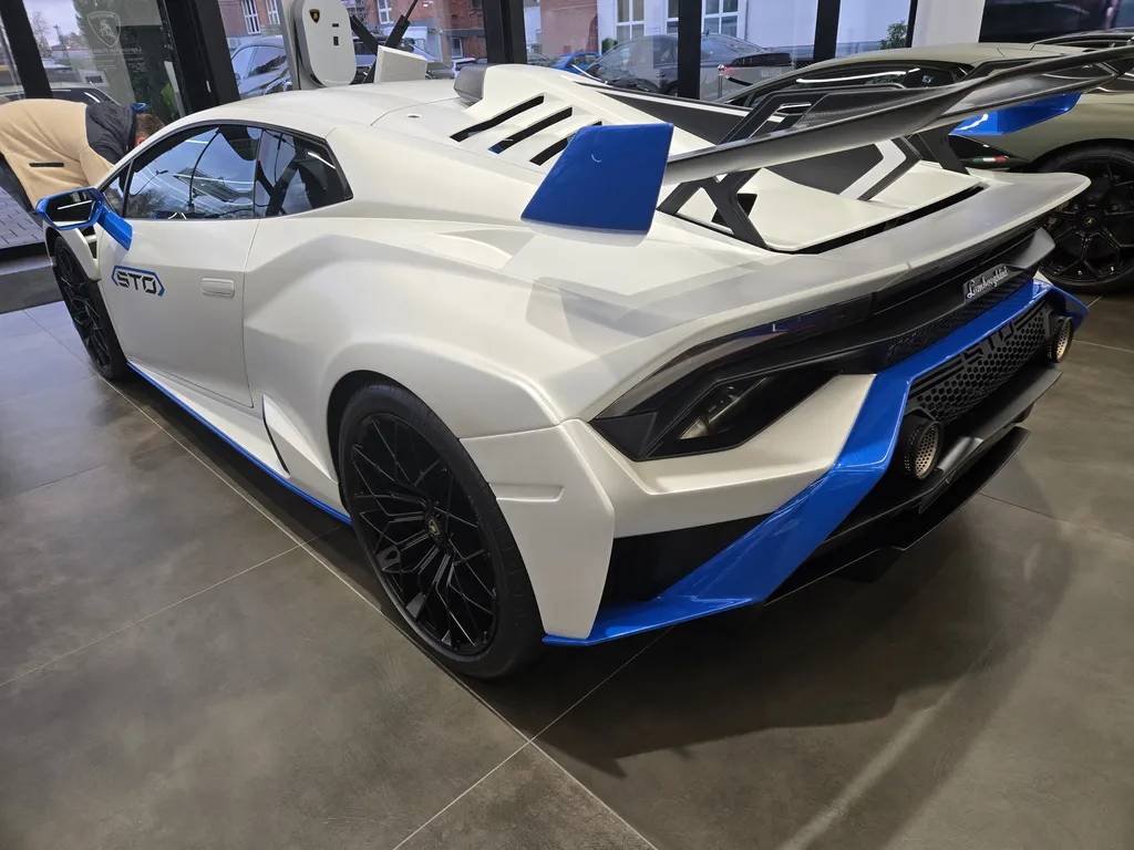 Lamborghini STO arrière design iconique chez Asphalte Diffusion