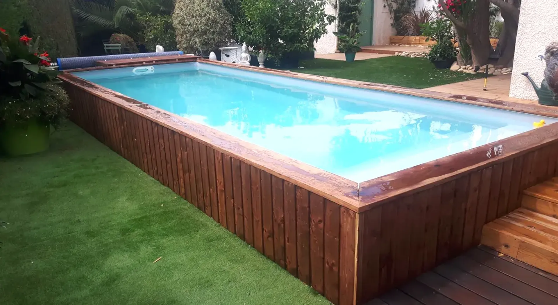 Aménagement d'un espace piscine avec une terrasse en bois sur-mesure, pergola et zone détente à Béziers