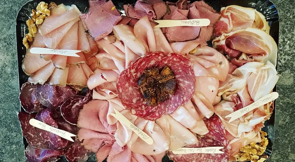 Découvrez tous nos plateaux de charcuterie fine disponibles pour vos repas et apéros gourmands à Plan de Campagne
