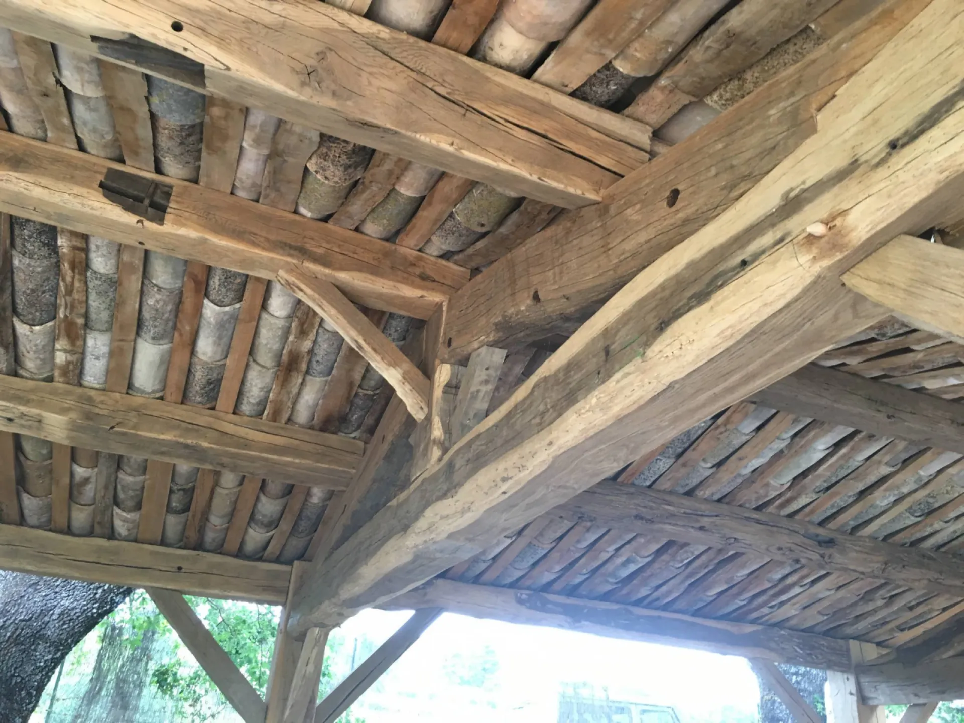 Abri voiture en vieux chêne à Lorques