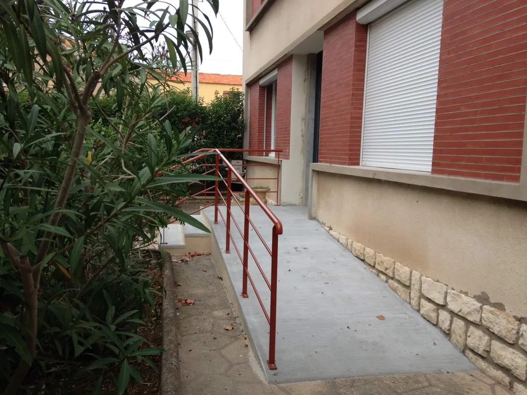 Réaménagement d'un cabinet médical à Miramas dans les Bouches-du-Rhône-Rampe pour les personnes à mobilité réduite