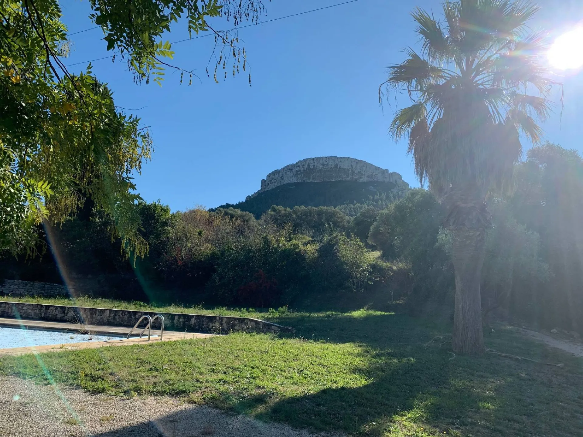 A vendre propriété Cassis datant du 17ème siècle et édifiée sur plus de 3 hectares de terrain au calme et entourée de vignes 