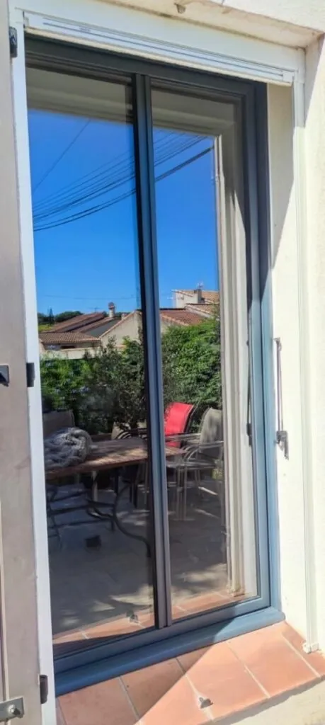 Mise en place de porte fenêtre avec battue mince et ferrage invisible sur Fos sur mer