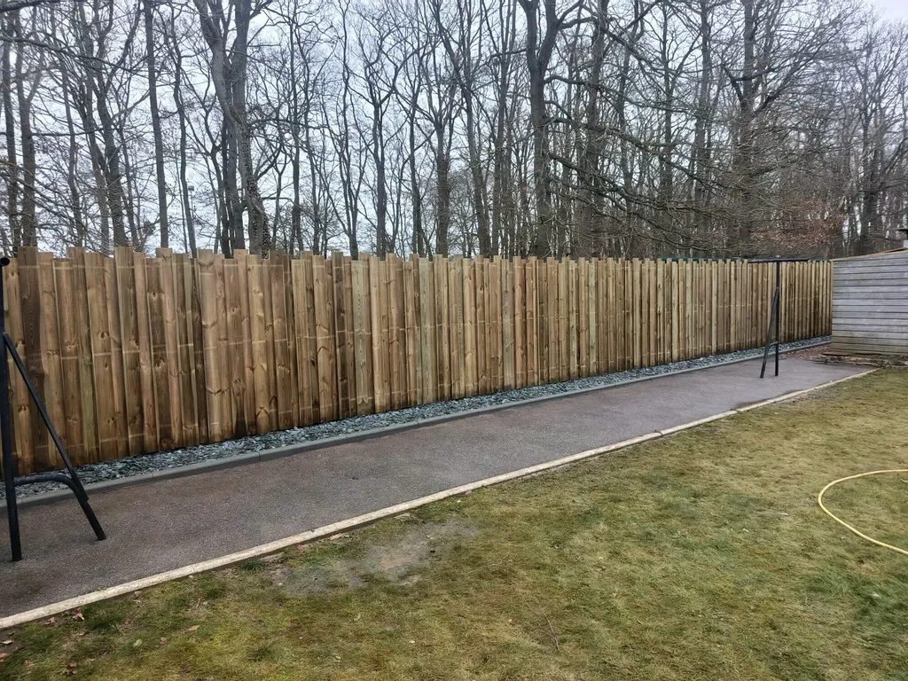 Création d'une clôture en bois sur-mesure à Cléon : remplacement d'une haie de thuyas