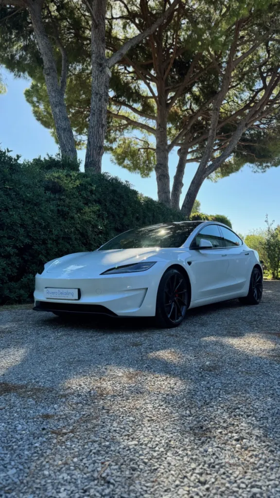 Pose d'un traitement céramique Gtechniq Crystal Serum Ultra sur une Tesla Model 3 Highland Performance à Antibes
