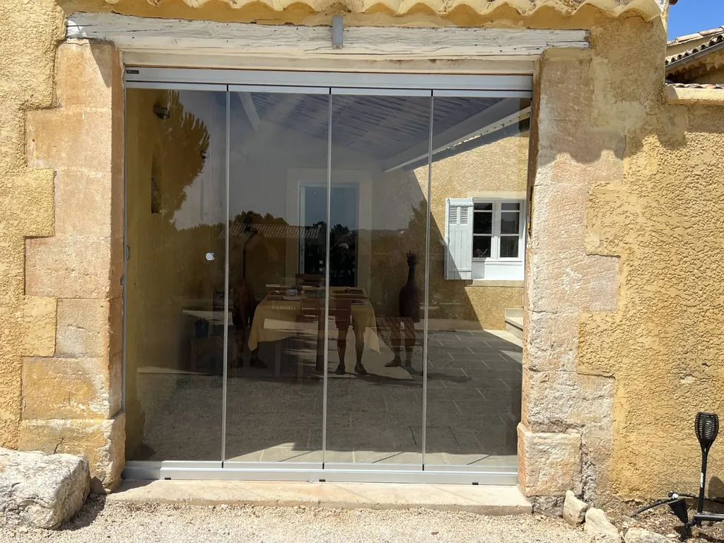 Avant / Après : Installation d’un rideau de verre rétractable à Saint-Saturnin-lès-Apt (84)