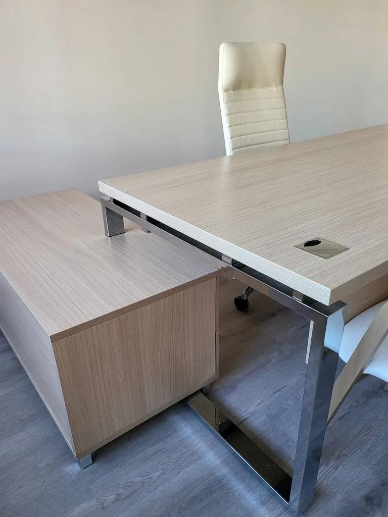 Bureau de direction PRESTIGE avec piétements chromés à Aix-en-Provence