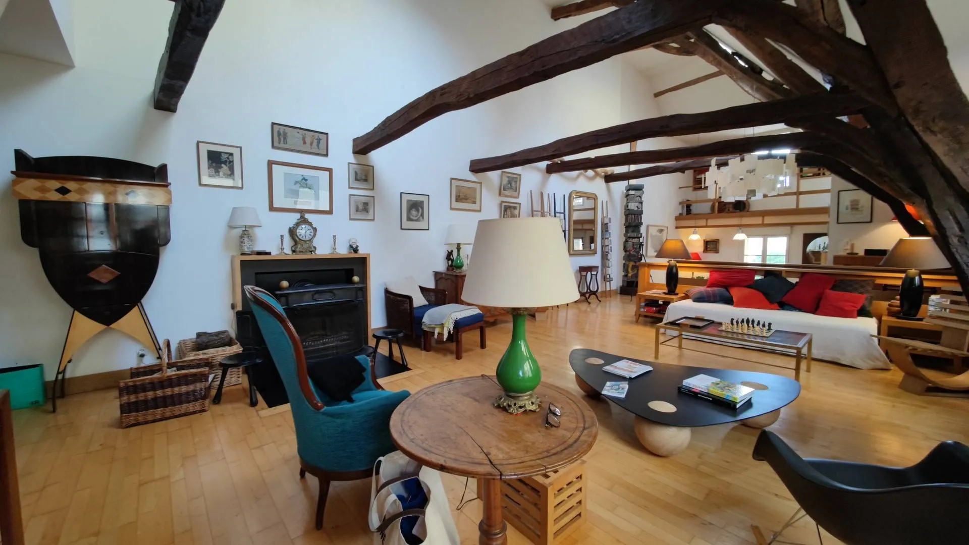 A vendre : Vue Envoûtante sur l'Église Saint-Rémy - Contemplez l'histoire de Dieppe depuis votre triplex atypique, où chaque fenêtre offre une vue captivante sur l'emblématique église Saint-Rémy.