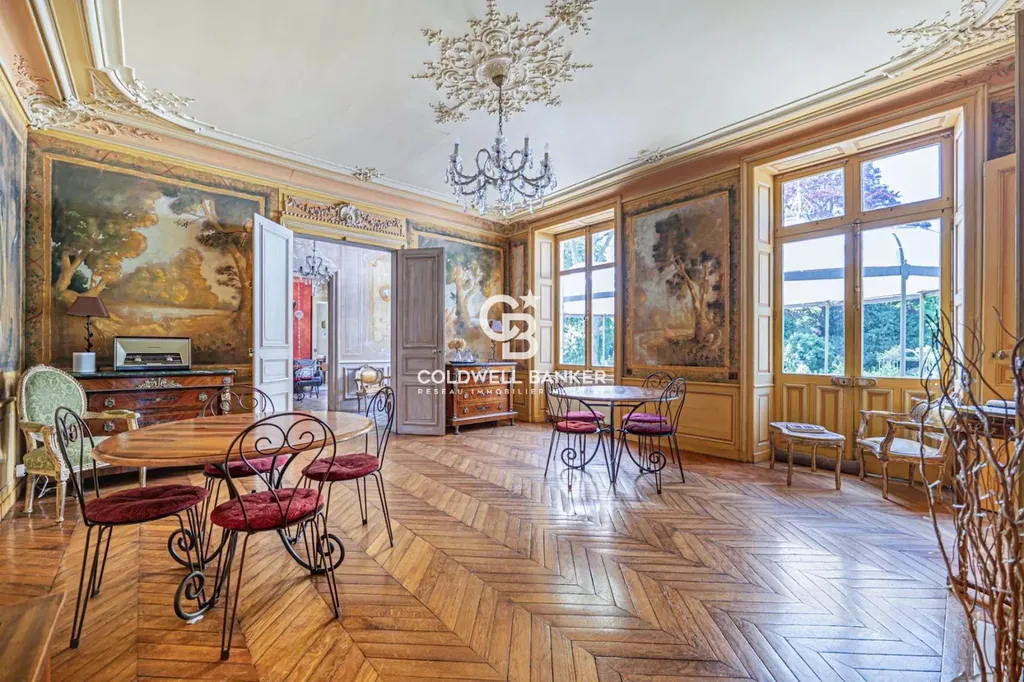 Château à vendre en Sarthe du XIXᵉ siècle avec neuf chambres et suites privées