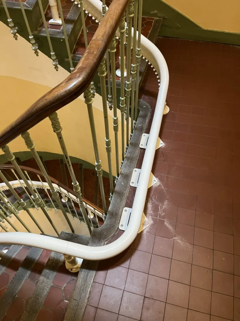 Espace optimisé au R+1 de ce fauteuil monte escalier OTOLIFT Modul'Air smart dans cette copropriété sur 2 étages à Marseille