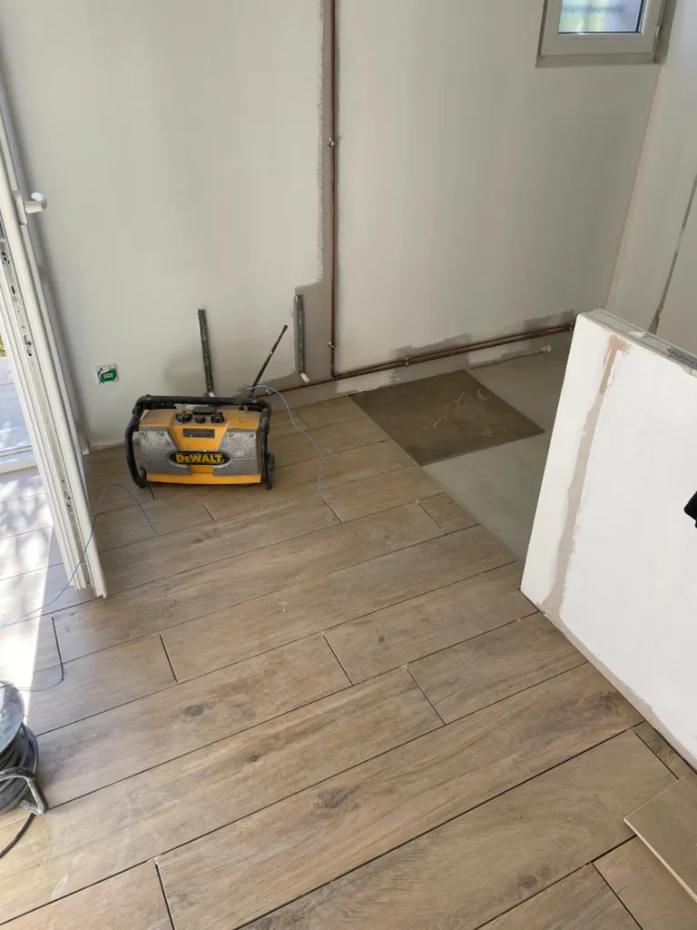 Pose de carrelage au sol dans une maison à Belleville-en-Beaujolais lors d’une rénovation