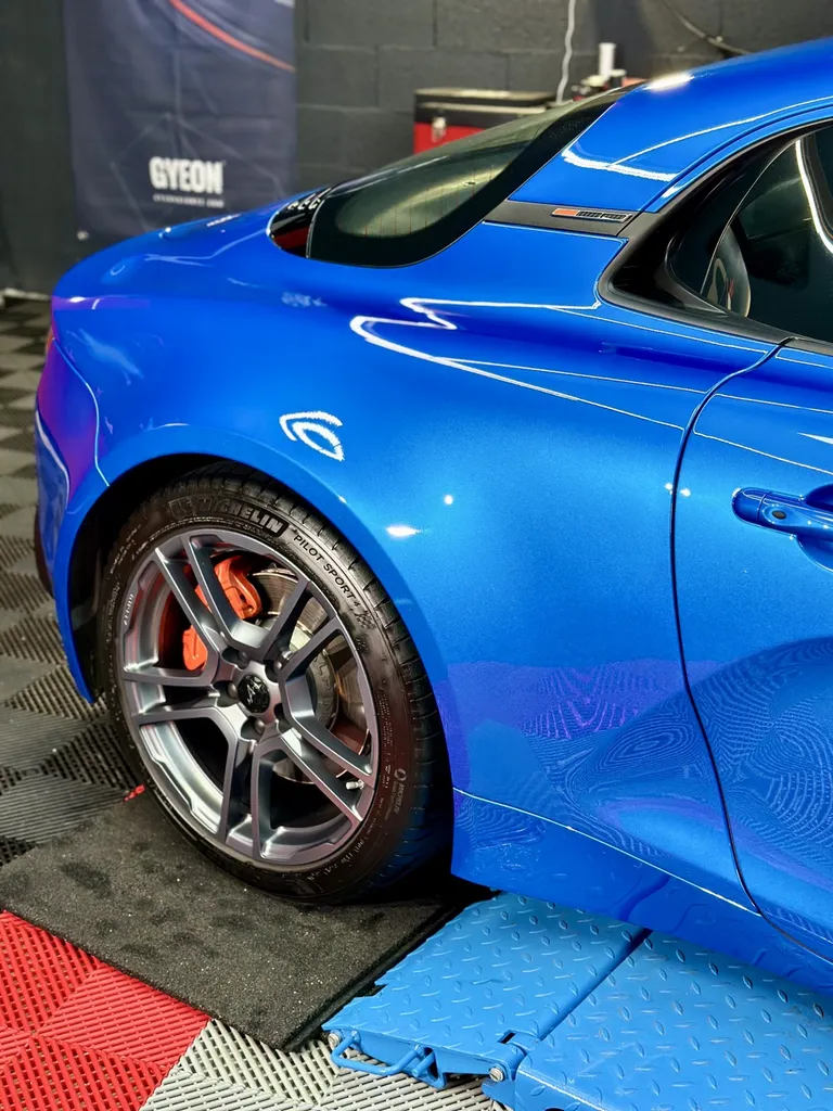 film de protection PPF alpine A110 Lyon traitement céramique protection carrosserie voiture de sport
