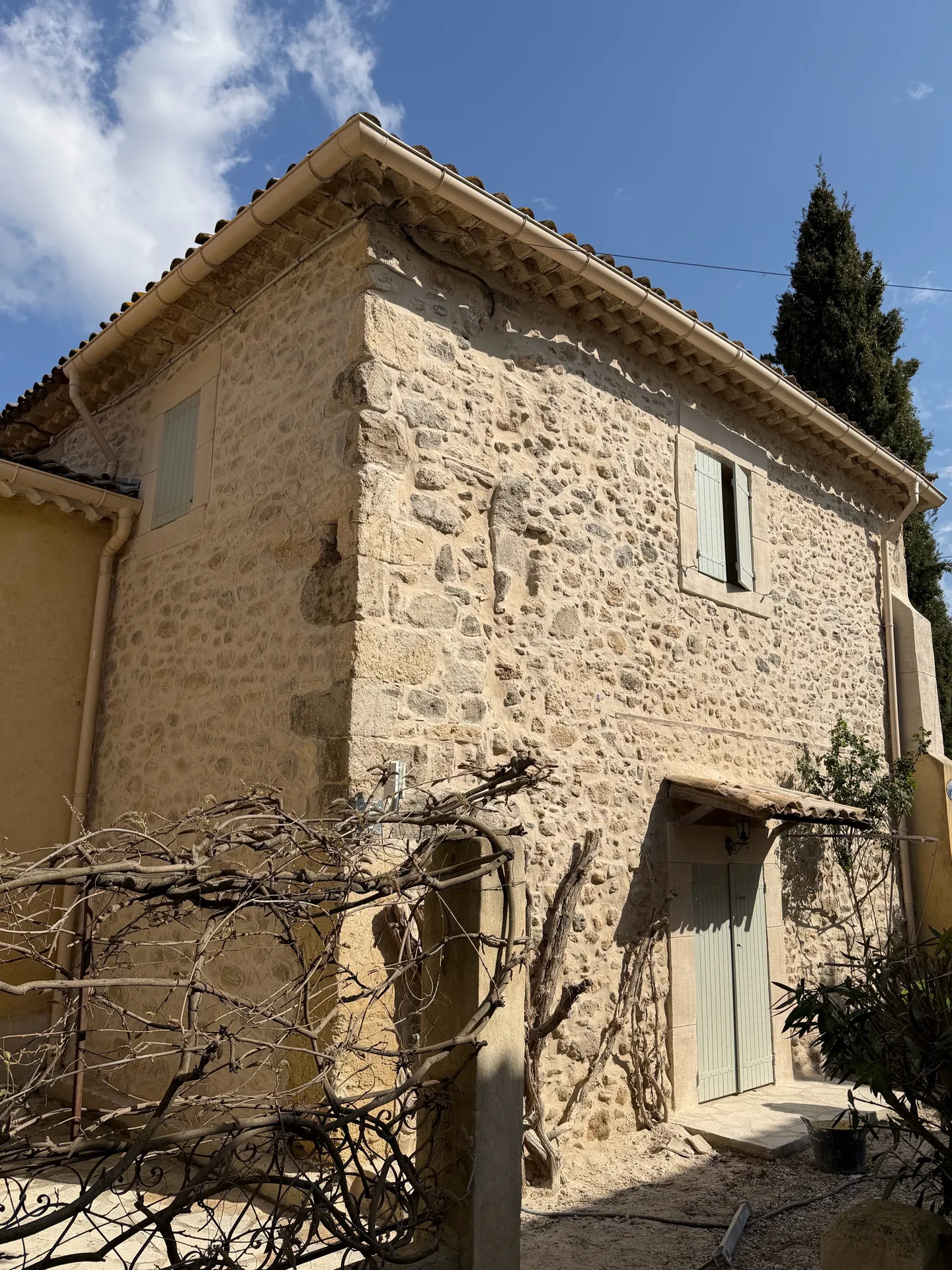 Rejointoiement des pierres avec des enduits à la chaux au Domaine St Pierre à Servian proche de Béziers