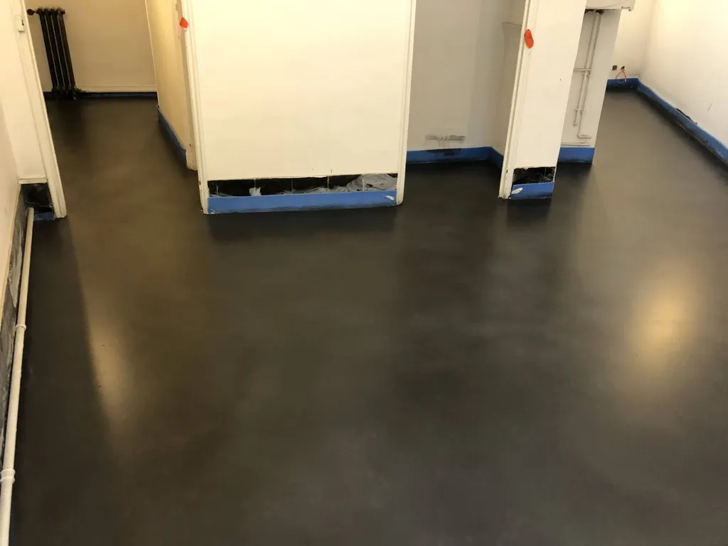 Rénovation de sol en béton ciré noir Fréjus Var 83