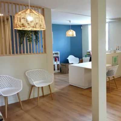Ambiance chaleureuse et accueillante pour les clients, par l’Atelier D. architecte d’intérieur à Bordeaux.
