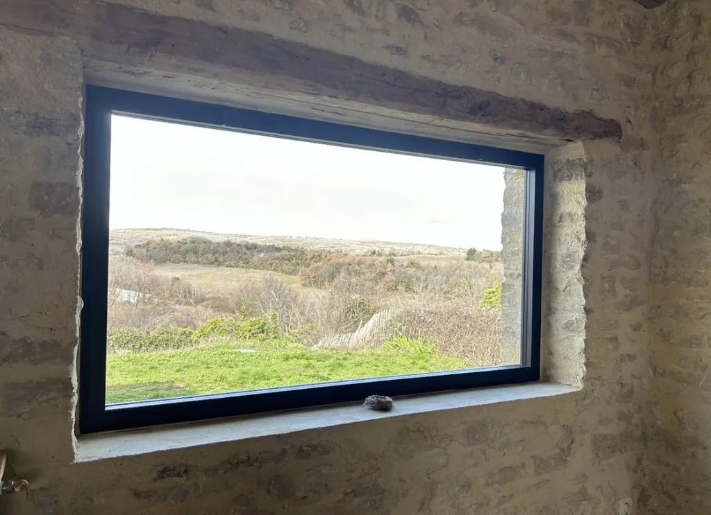 Installation de menuiseries en aluminium de la marque OuvertureS