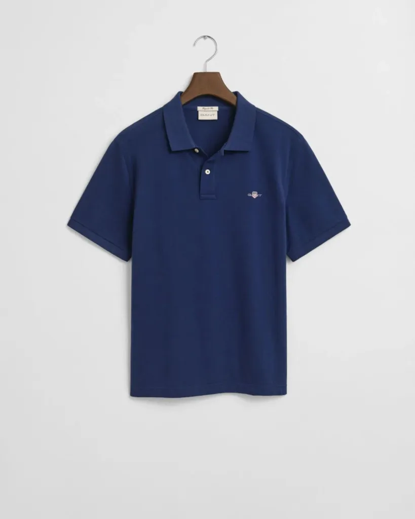 Polyvalent par nature, le polo en coton piqué mérite son statut d'essentiel : parce qu'il se prête aussi bien à un match de tennis qu'à une journée de travail.