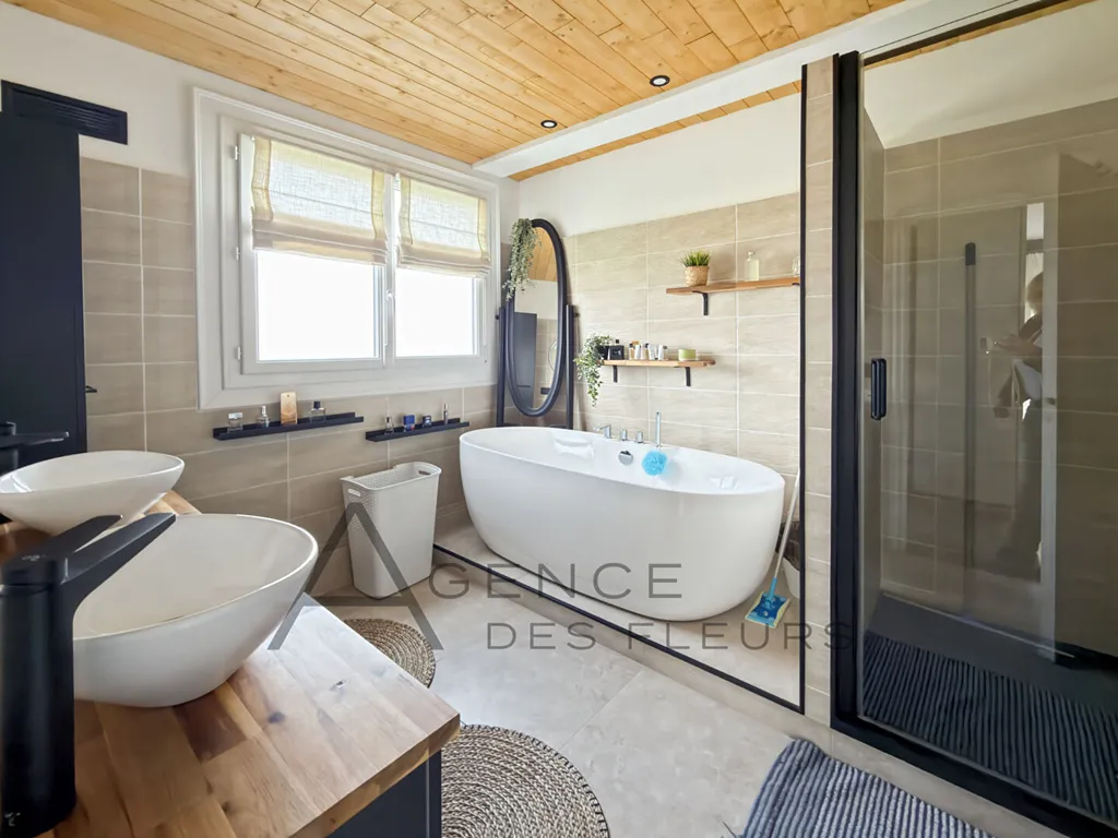 A vendre maison de 185 m² édifiée sur un terrain de 3249 m² située dans la commune ST PIERRE DES FLEURS 27370