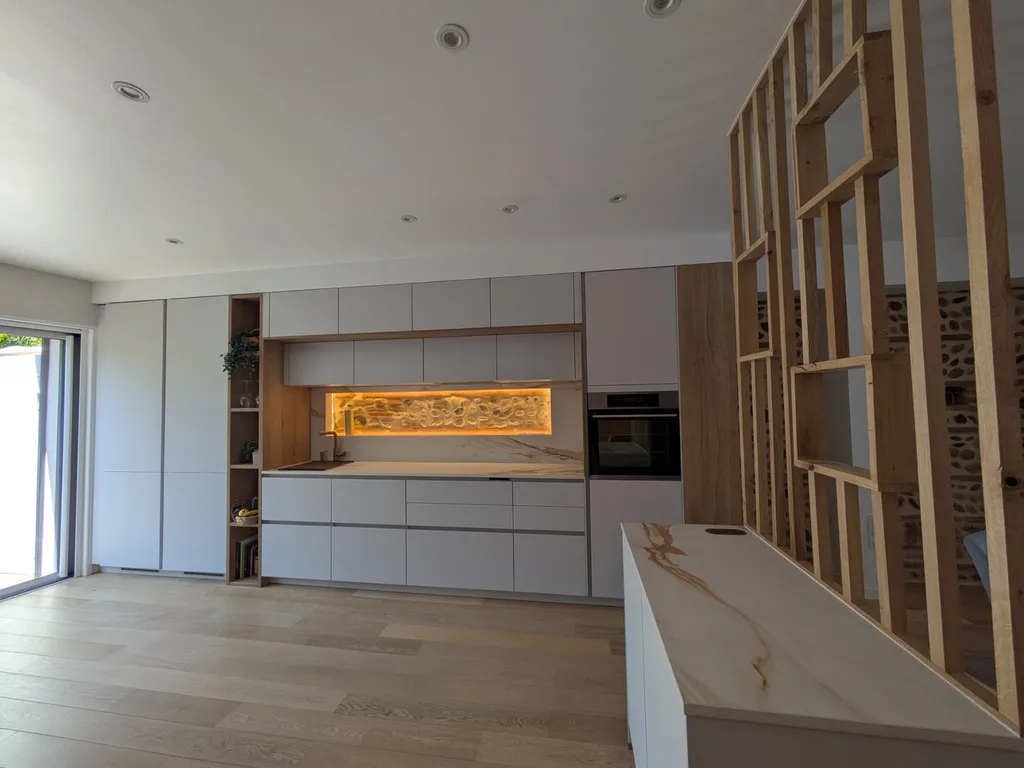 Cuisine blanche sur mesure à  Toulouse quartier Côte Pavée : rénovation avec mur en briques