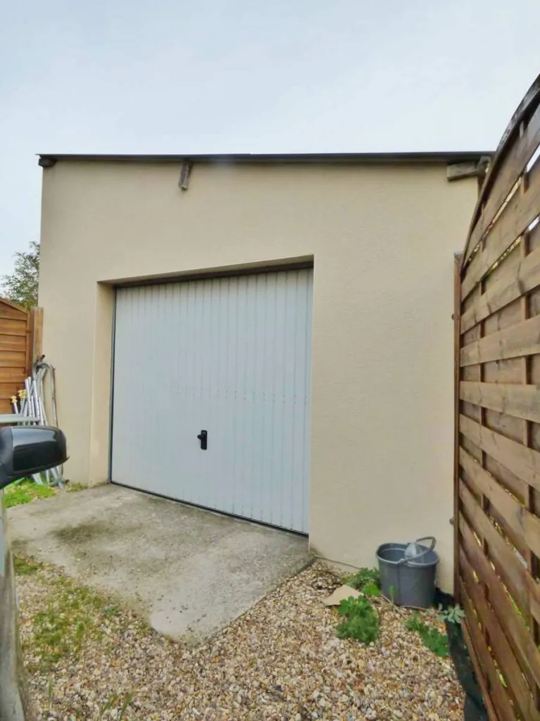 A acheter charmante maison rénovée avec goût de 75m² sur un terrain de 250m² avec terrasse et garage sur la commune de SAINT PIERRE LES ELBEUF 76320