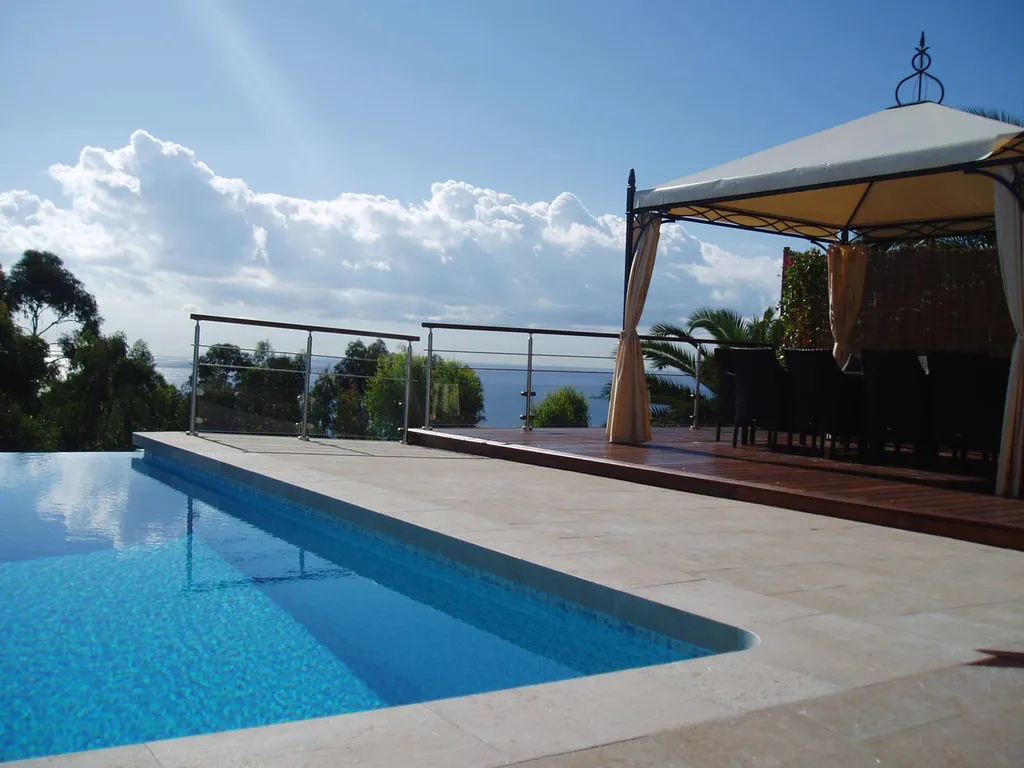 MARGELLE PISCINE EN PIERRE NATURELLE CASTELLA BEIGE / CENIA BEIGE / PIERRE BEIGE FINITION FLAMMEE