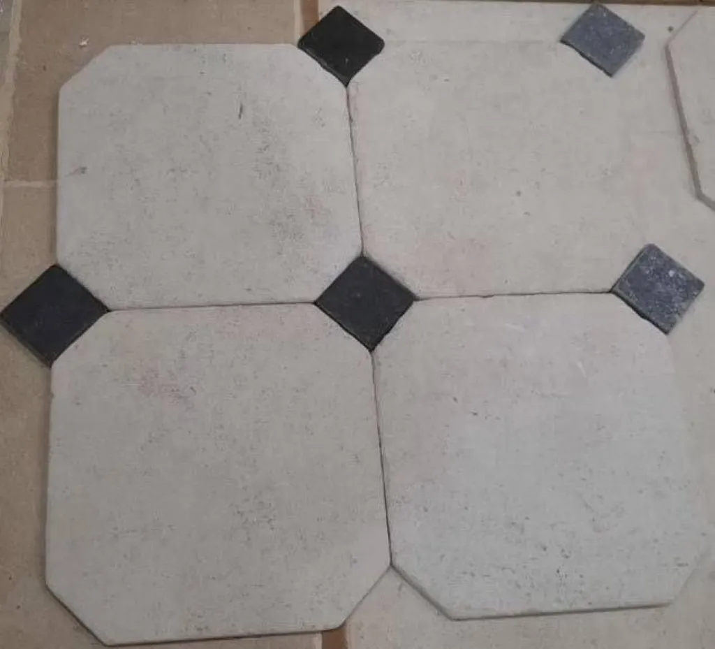 Carrelage pierre claire en octogone avec cabochons noirs pour intérieur et extérieur en terrasse ou plage de piscine 36 rue de Bourgogne 75007 Paris