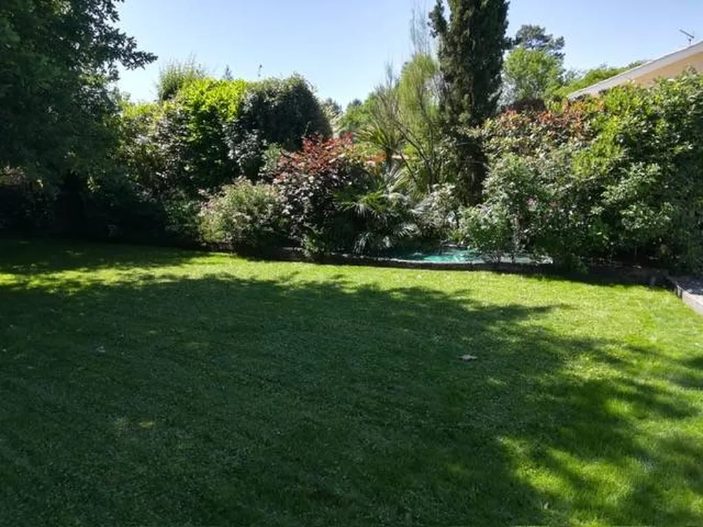 CESTAS , maison individuelle à étage 179m² avec 4 chambres, 2425m² de jardin et double garage