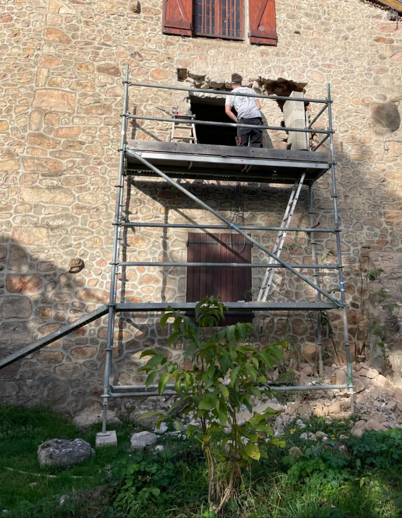 Travaux d’ouverture de mur porteur en pierre pour agrandir une fenêtre lors d’une rénovation énergétique à Beaujeu (Rhône 69)