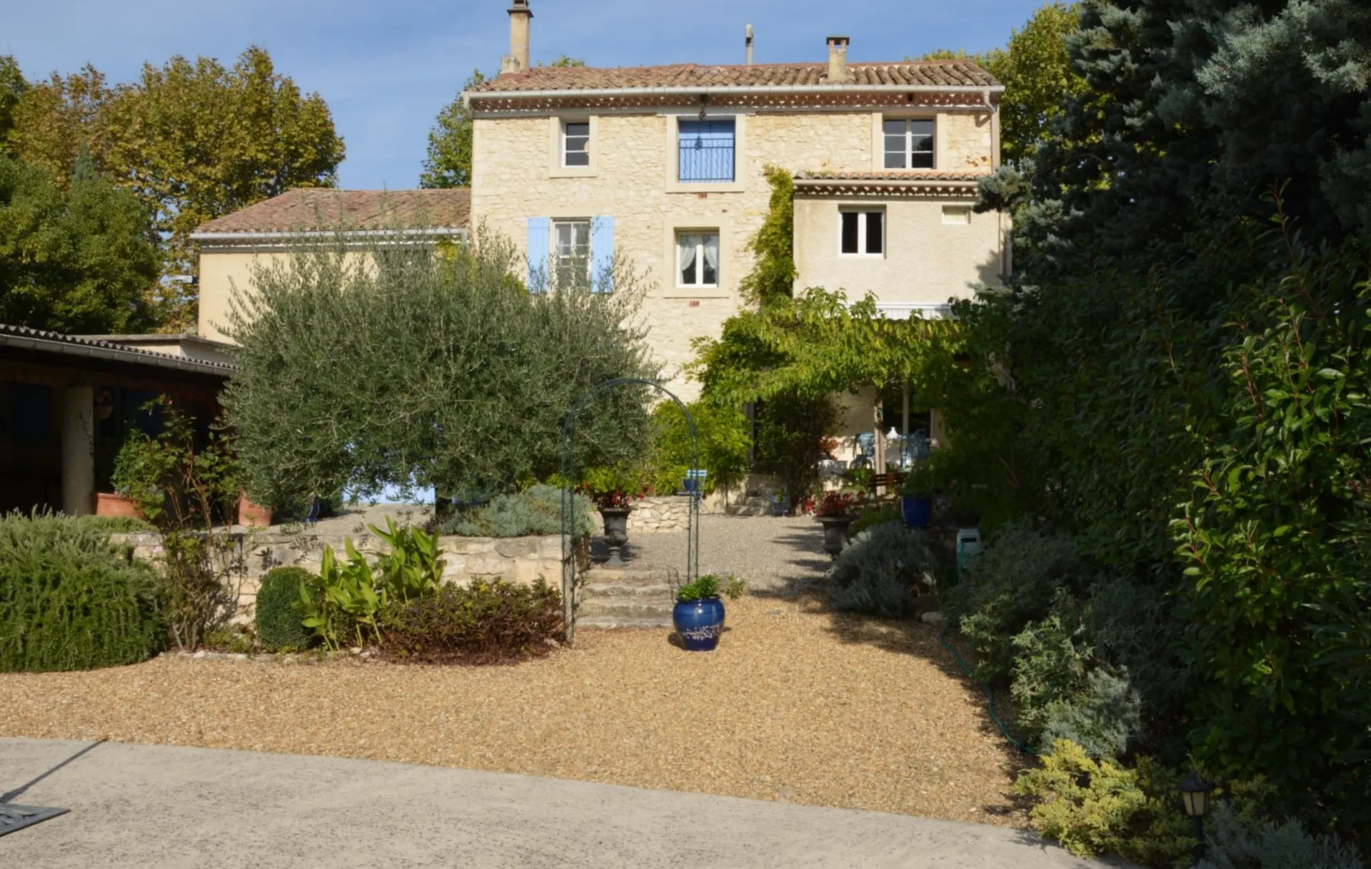 Comtat Vénaissin, maison bourgeoise avec jardin, bassin et piscine à vendre   