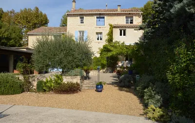 Comtat Vénaissin, maison bourgeoise avec jardin, bassin et piscine à vendre   