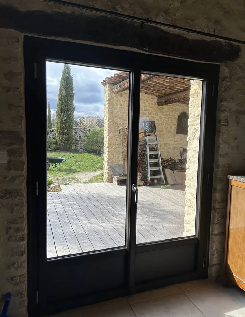 Installation de menuiseries en aluminium de la marque OuvertureS