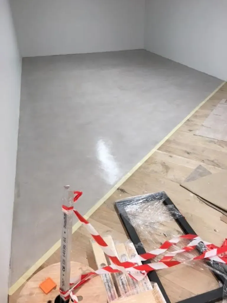 sol béton ciré terre du monde cabine essayage jennyfer