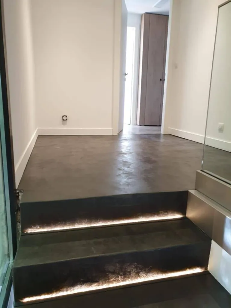 ESCALIER EN BETON CIRE DE TERRE DU MONDE AVEC LED 